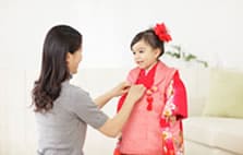 女児の着付け姿