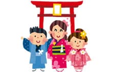 鳥居前にいる七五三の子供