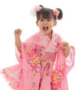 七五三衣装を着た女児